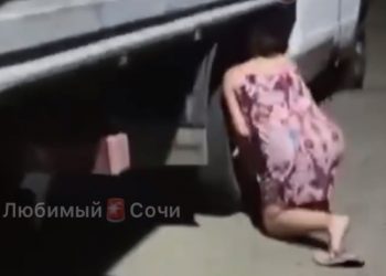 В Сочи женщина резала колеса неправильно припаркованной машины