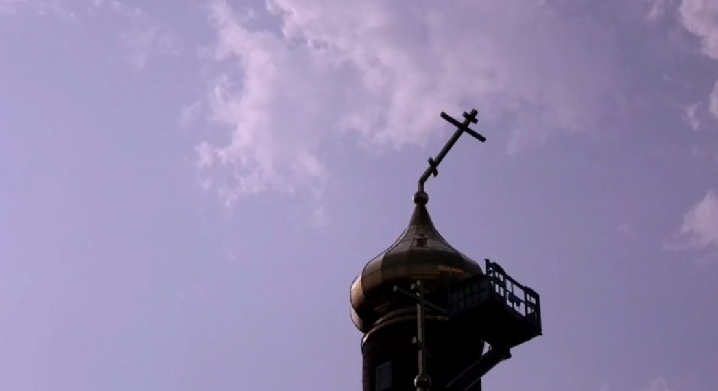 На Кубани от удара молнии накренился крест храма
