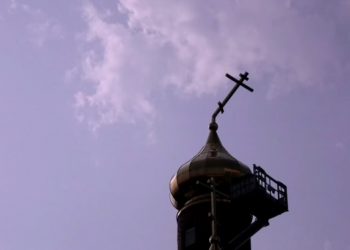 На Кубани от удара молнии накренился крест храма