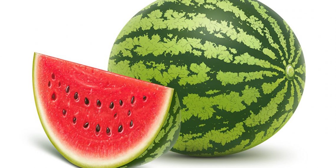 В Краснодаре неизвестный сбросил арбуз на легковой автомобиль