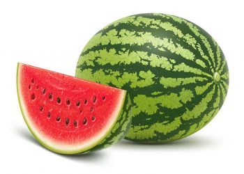 В Краснодаре неизвестный сбросил арбуз на легковой автомобиль