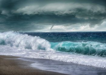 В Анапе запретили купание в море с надувными плавсредствами из-за усиления ветра