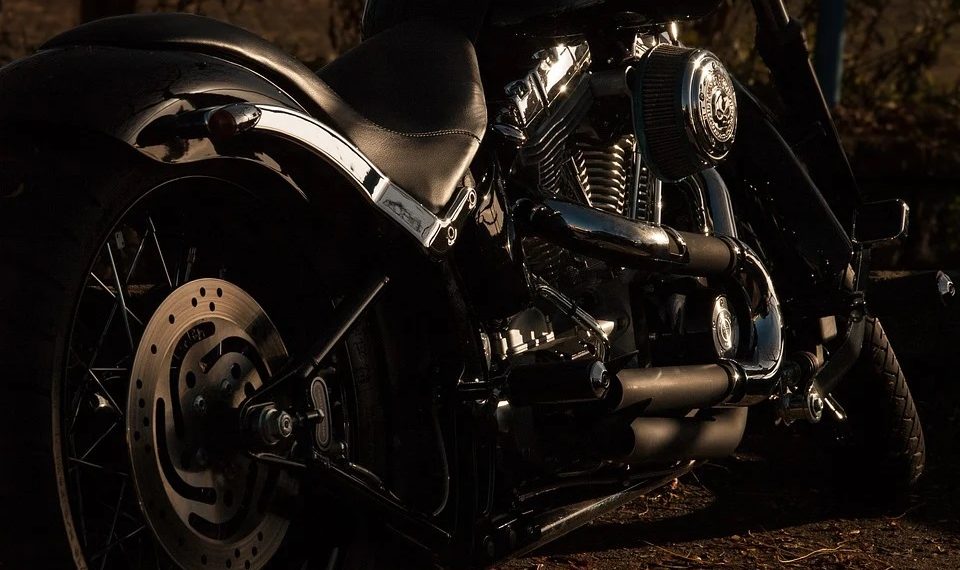 В Анапе мотоциклист врезался в Mercedes и пролетел 15 метров