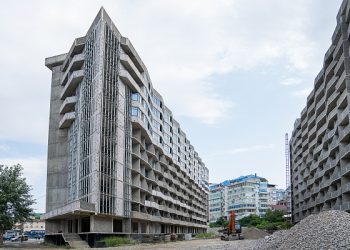 Самый крупный объекта долевого строительства Сочи готов на 55%