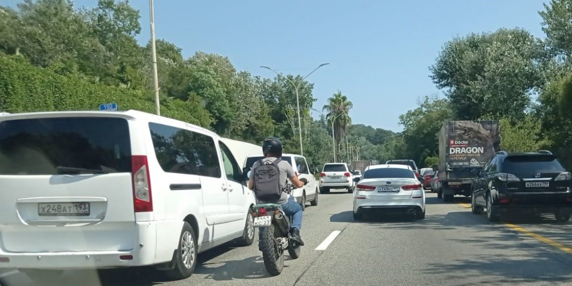 В Сочи изнывающим от жары в пробке автомобилистам предлагают новую услугу