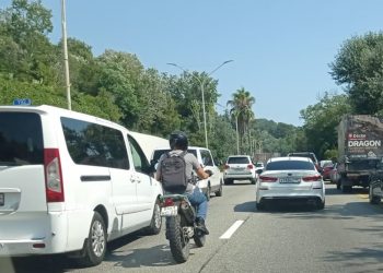 В Сочи изнывающим от жары в пробке автомобилистам предлагают новую услугу