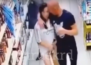 В Краснодаре выпавшая из трусов в магазине бутылка коньяка попала на видео