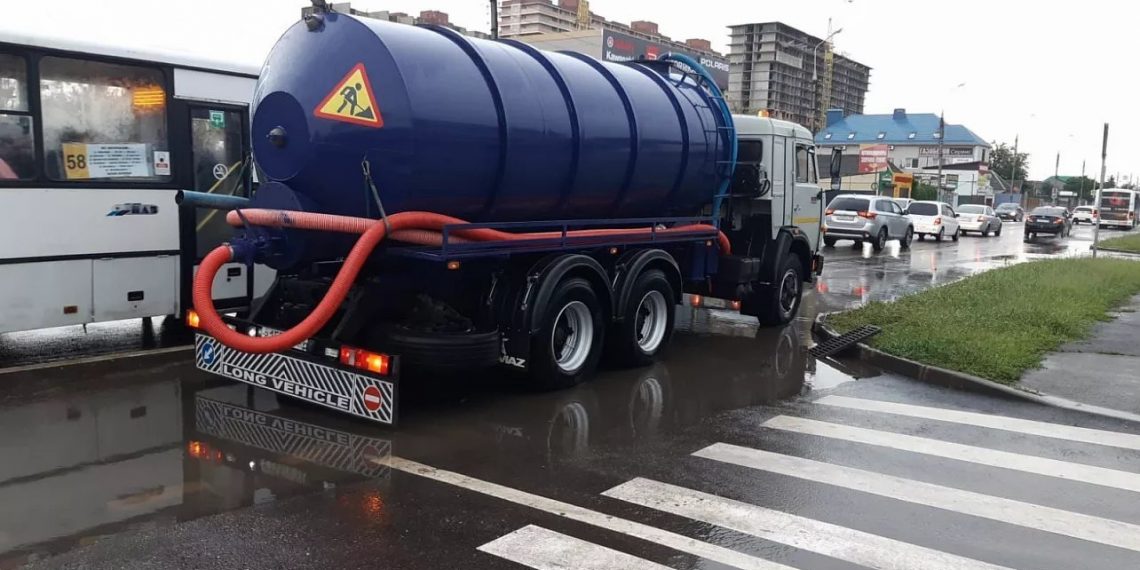 Из-за дождя на улицы Краснодара вышла водооткачивающая техника