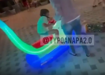 В Анапе продавщица цветов надавала тумаков девочке, которая врезалась в неё на электромобиле