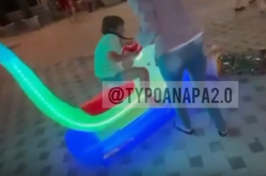 В Анапе продавщица цветов надавала тумаков девочке, которая врезалась в неё на электромобиле