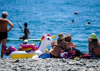 В Сочи девушка в костюме Евы переполошила пляж, показав нечто напоследок