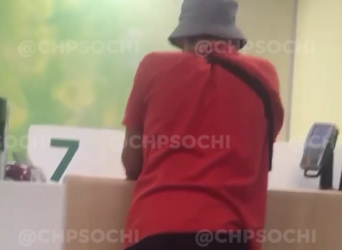 Переодевшийся в костюм Адама в банке Сочи турист показал нечто напоследок и попал на видео