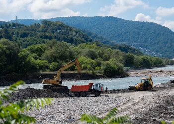 После залпового ливня в Сочи расчищают русла трех рек
