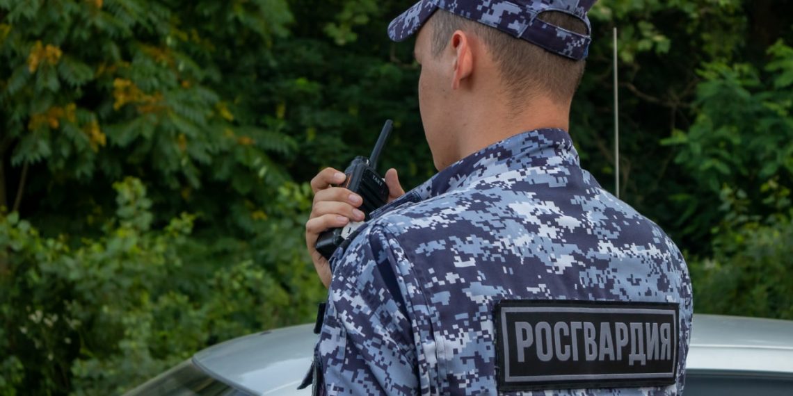 В Краснодаре мужчина угрожал ножом охраннику кафе