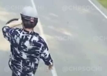 В Сочи парень с рулем ходит по дороге и мешает машинам