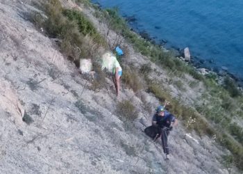 Под Новороссийском отец с ребенком застряли на крутом склоне горы