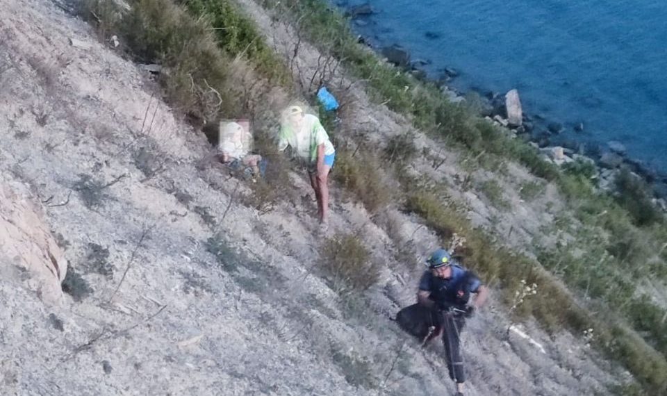 Под Новороссийском отец с ребенком застряли на крутом склоне горы