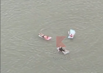 В Краснодаре на реке Кубань трех смельчаков на надувных матрасах затянуло в опасный омут