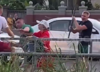 В Сочи в драку между автомобилистом и велосипедистом вмешался «мужик с трубой»