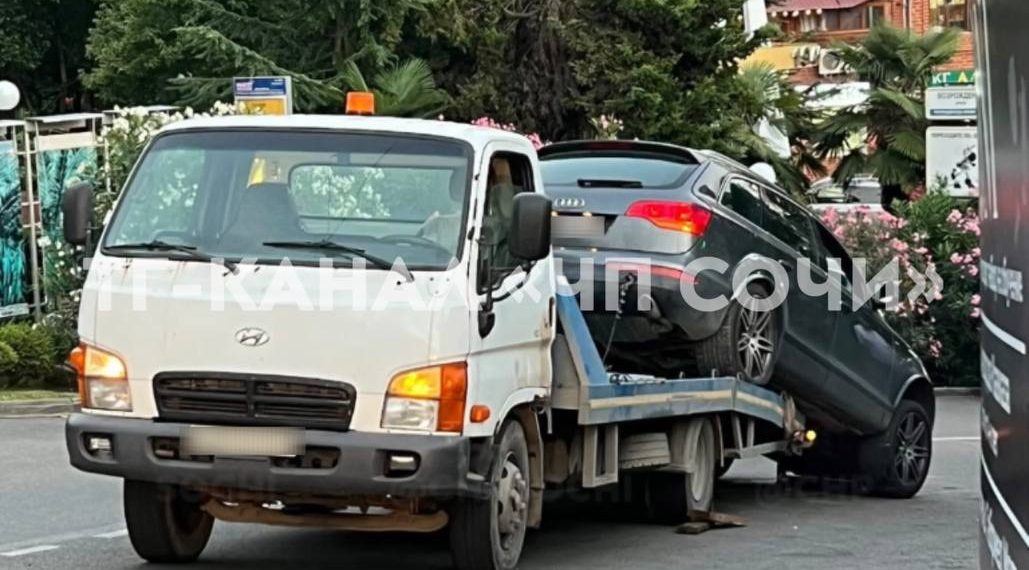 В Сочи эвакуатор 13 августа уронил «Ауди»
