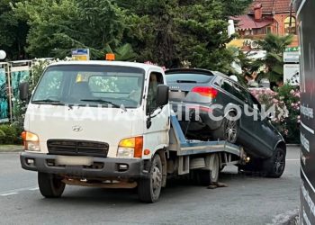 В Сочи эвакуатор 13 августа уронил «Ауди»