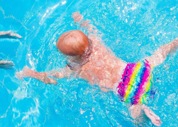 38-летний фигурист Максим Траньков в Сочи учит плавать сына