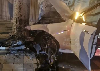 В Краснодаре сотрудник детейлинг-центра угнал элитный Mercedes клиента и устроил массовое ДТП