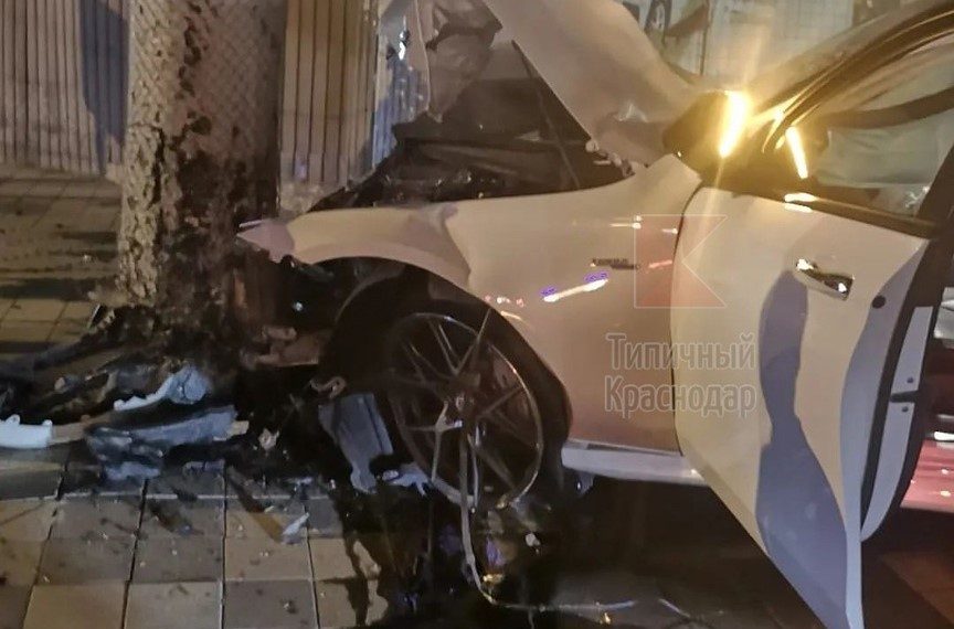 В Краснодаре сотрудник детейлинг-центра угнал элитный Mercedes клиента и устроил массовое ДТП