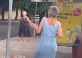 Танцующая с пакетами на ногах в Сочи женщина попала на видео