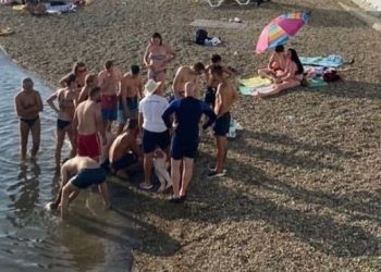 На пляже в Сочи откачали тонувшую 14-летнюю школьницу