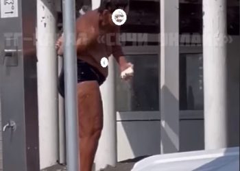 В Сочи моющаяся топлес туалетным ершиком бабушка попала на видео