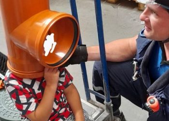 В Новороссийске ребёнку вызвали спасателей из-за пластиковой трубы на голове