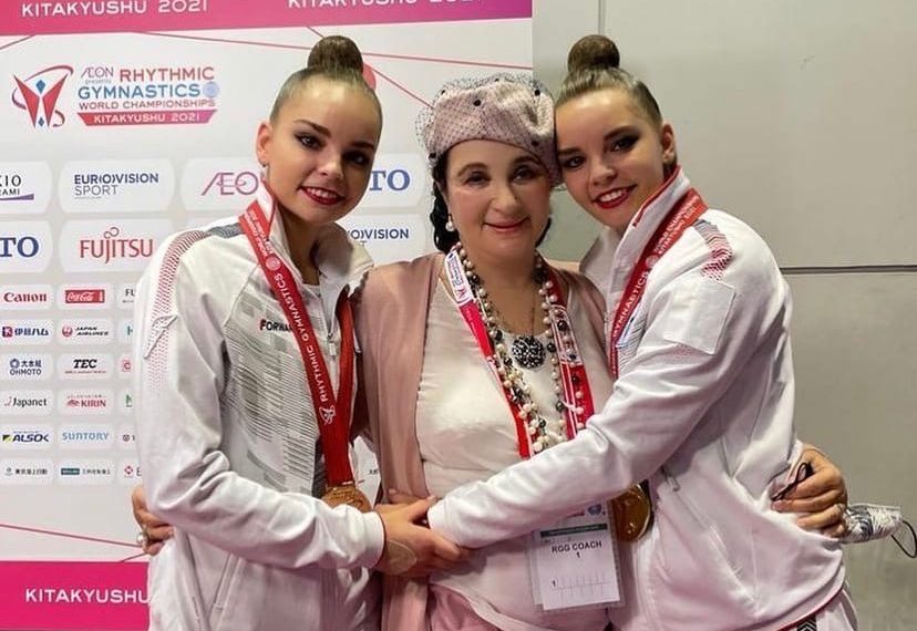 На дне рождения сестёр Авериных в Сочи 74-летняя Винер блистала в леопардовом платье