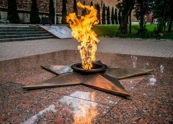 В Краснодарском крае интим парочки у Вечного огня попал на видео