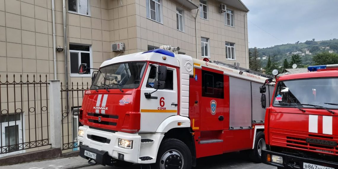 В Сочи из дымящейся многоэтажки вынесли жильца на покрывале