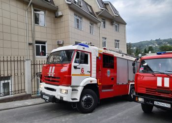 В Сочи из дымящейся многоэтажки вынесли жильца на покрывале