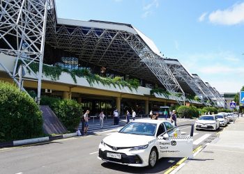 В аэропорту Сочи борются с нелегальными таксистами