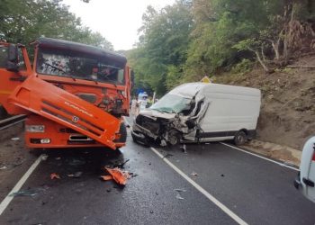 На Кубани столкнулись микроавтобус и КамАЗ: оба водителя в больнице