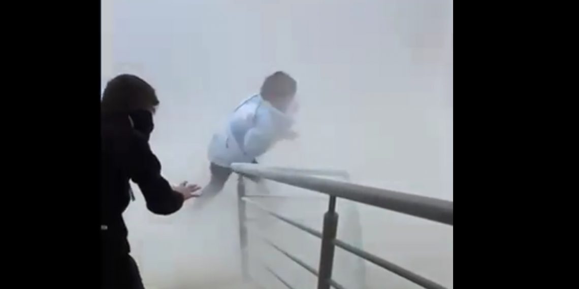 В Сочи на видео попали подростки, систематично развлекавшихся с огнетушителем