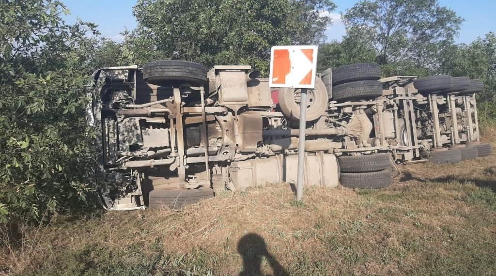 На Кубани опрокинулся КамАЗ: пострадал водитель