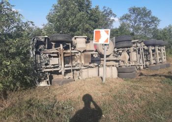 На Кубани опрокинулся КамАЗ: пострадал водитель