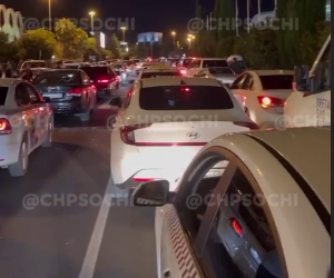 В аэропорту Сочи пробка из автомобилей растянулась до второго этажа