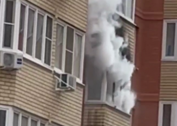 В Краснодаре горевшие вещи на балконе четвертого этажа тушили 10 спасателей