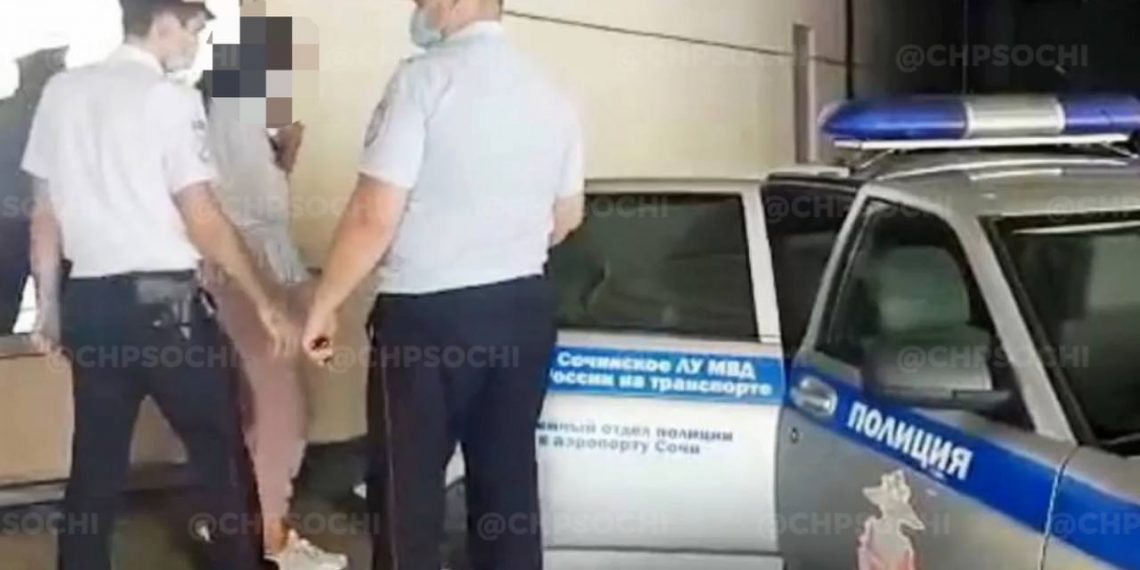 В аэропорту Сочи уборщица прикарманила найденные беспроводные наушники