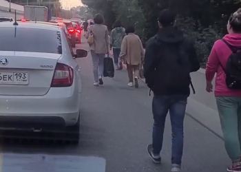 Из-за многокилометровой пробки в Сочи людям пришлось идти пешком в аэропорт