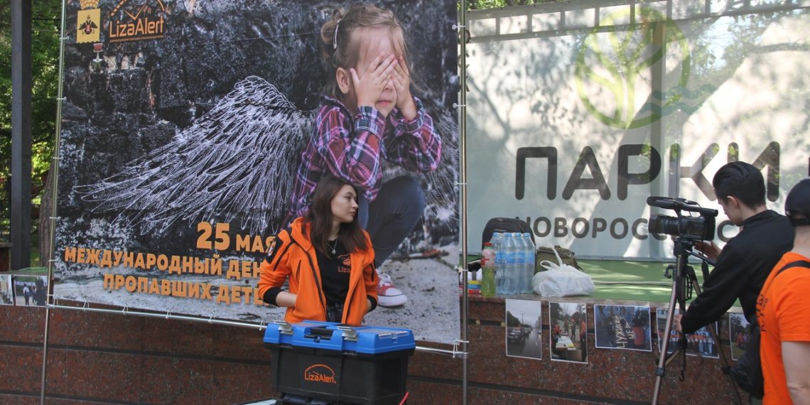 «Ест один хлеб, ночью бегает за бутылкой»: в Новороссийске соседи 8-летнего босоногого мальчика собрались в ПДН