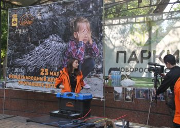 «Ест один хлеб, ночью бегает за бутылкой»: в Новороссийске соседи 8-летнего босоногого мальчика собрались в ПДН