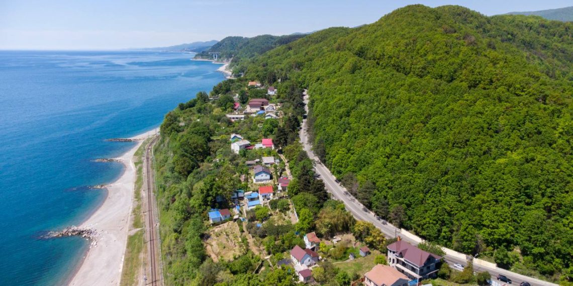 На шести участках дорог Сочи действуют реверсы