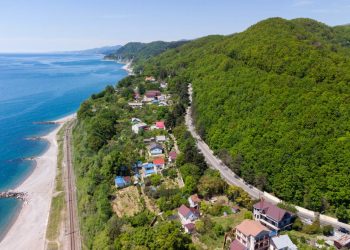 На шести участках дорог Сочи действуют реверсы