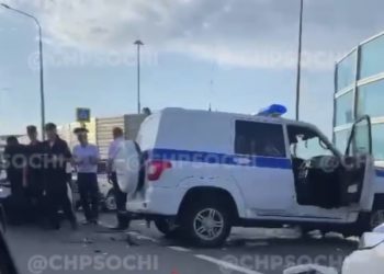 В Сириусе столкнулись автомобиль ППС и «семерка»